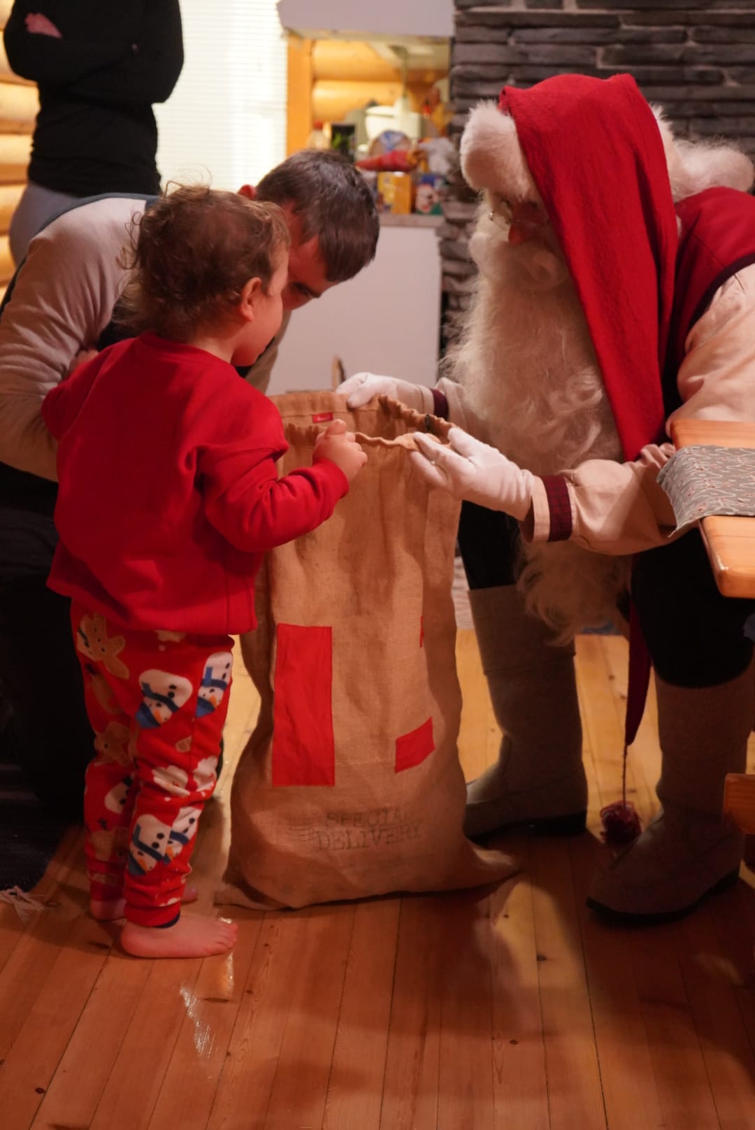 Santa Claus and family in a magical experience meeting in Äkäslompolo, Lapland, Finland | Moment with Santa
