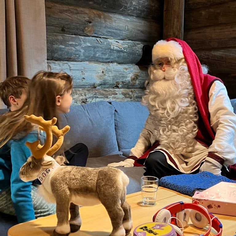 Santa Claus meeting family in Lapland, Finland | Moment with Santa | We speak English. French and German translators available